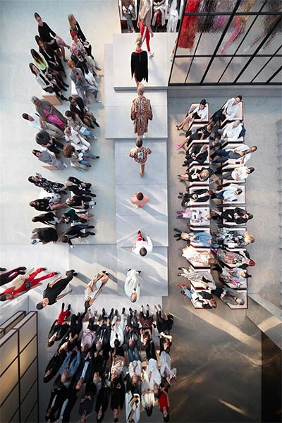 مجموعة Ricardo Tisci الأولى لدار Burberry... تصاميم راقية بلمسة جريئة
